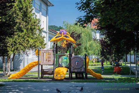 Infografic: Beneficiile hotelurilor cu loc de joacă pentru copii din Cluj Napoca