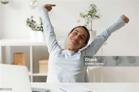 Femeie fericită ținându-și nou-născutul