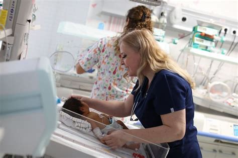 Nou-născut evaluat de medicul neonatolog