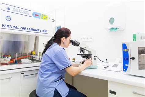 Biolog analizând probe în laborator