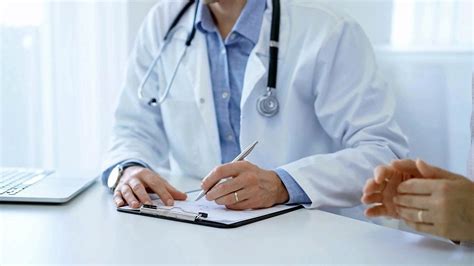 Imagine cu un medic și un nou-născut