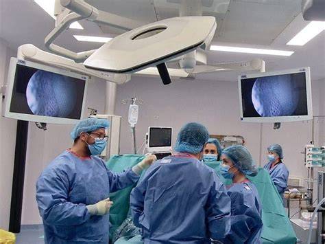 Imagine: Abord transaxilar - incizie discretă în axilă, endoscopie și pliere naturală