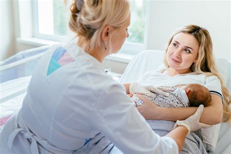 Echipa medicală interacționând cu un copil