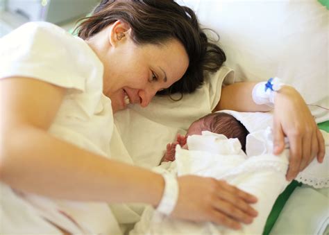 mama cu nou-nascut in clinica GynMed