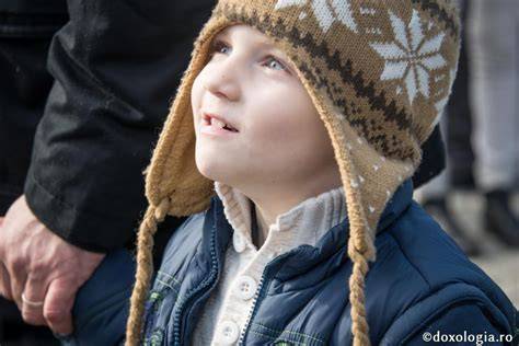 Desen cu o tânără care ține de mână o fetiță urcând scările spre Cer, simbolizând trecerea în eternitate și legătura dintre mamă, copil și îngeri
