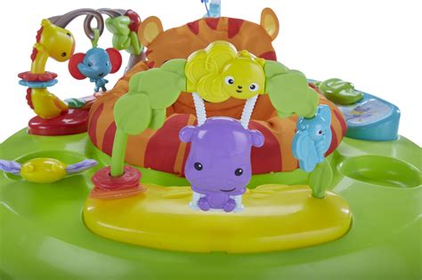 Bebeluș explorând un centru de activități Fisher-Price