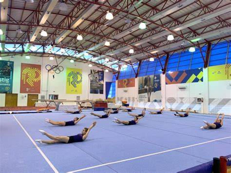 Imagine: sala de gimnastică prenatală la ProMAMA, cu iluminare plăcută și echipamente adecvate