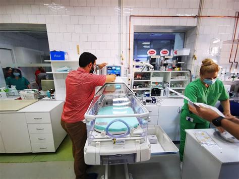 Bebeluși prematuri în incubator