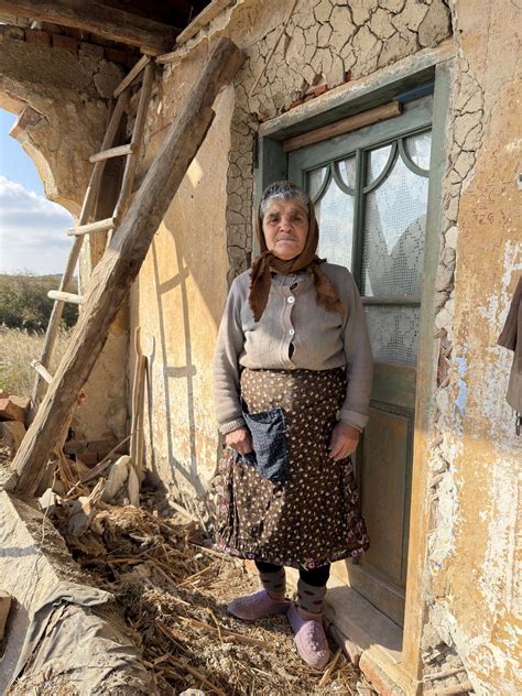 Femeie de mică statură cu copiii ei