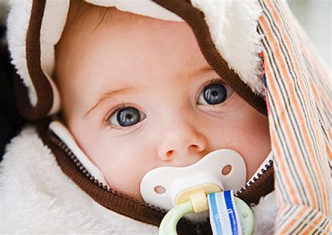 bebeluș liniștit cu suzeta