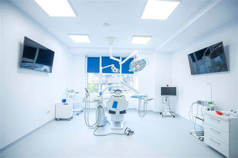 Imaginea unui centru modern de chirurgie spinală cu echipamente avansate