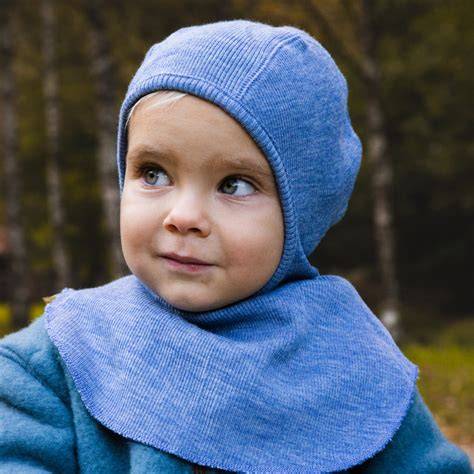 Imagine cu materiale naturale pentru hainele bebelușilor: bumbac organic, lână merinos, bambus