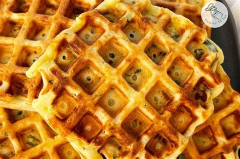 Gofre pufoase tăiate în dreptunghiuri, crocante la exterior, moi în interior