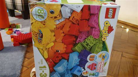 Imagini cu seturi LEGO variate, copii construind și activități LEGO DUPLO