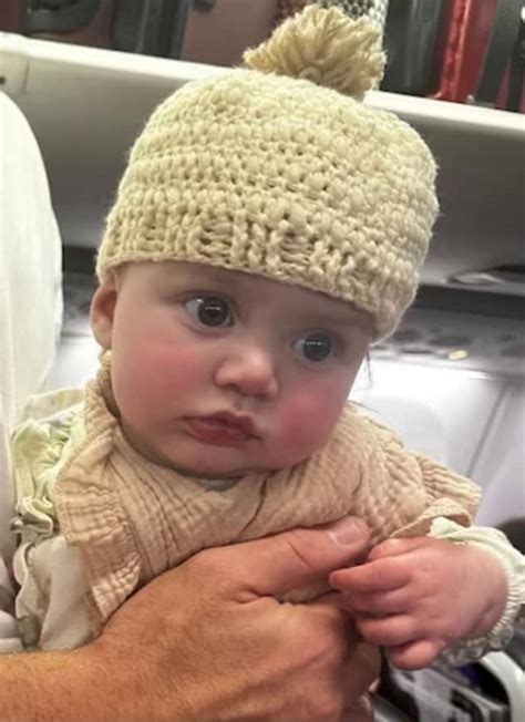 Fotografie cu o căciuliță de bebeluș tricotată, arătând detaliile