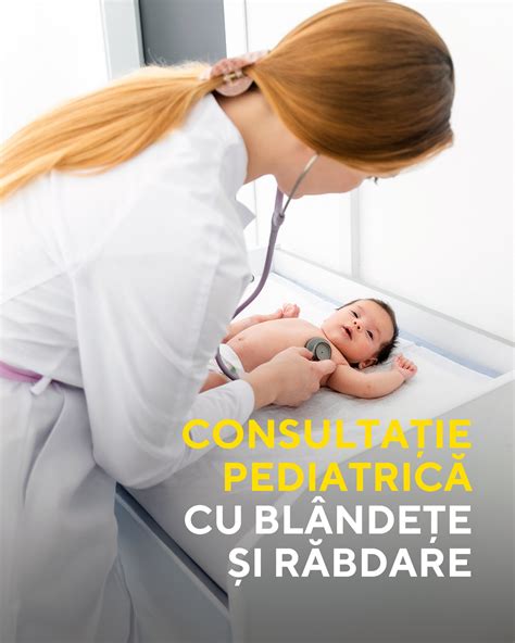 Medicul pediatru examinând un copil