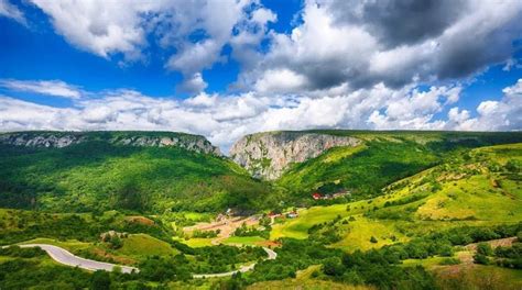 Peisaj montan elvețian cu o familie bucurându-se de natură