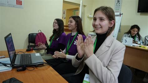 Fete tinere participând la un atelier de educație sexuală.