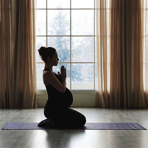Imagine dintr-o clasa de yoga pentru gravide