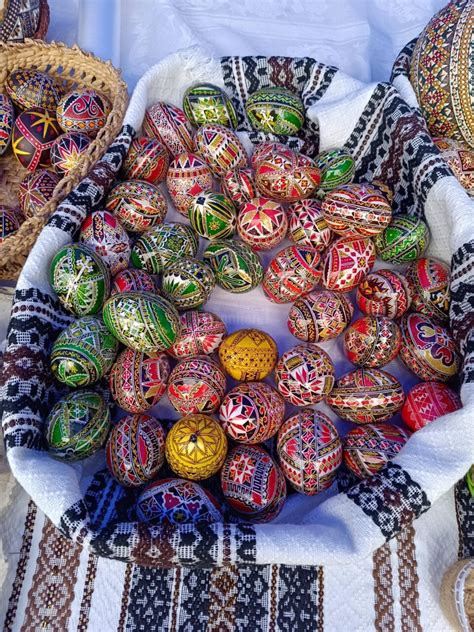 Ilustrație cu simboluri populare legate de sarcină și naștere