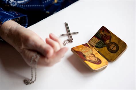Ilustrație cu simboluri religioase: cruce, carte sfântă