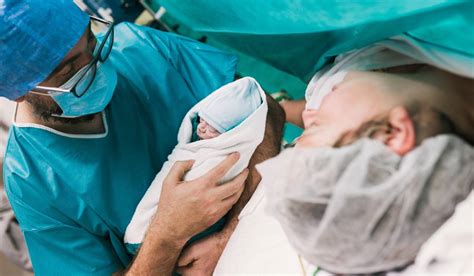 Fotografie: femeie dupa cezariană cu copil la piept