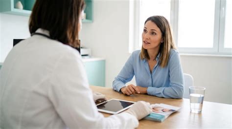 Femeie discutând cu medicul despre sănătatea reproductivă