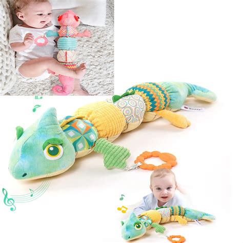 bebelus jucand cu o jucarie muzicala