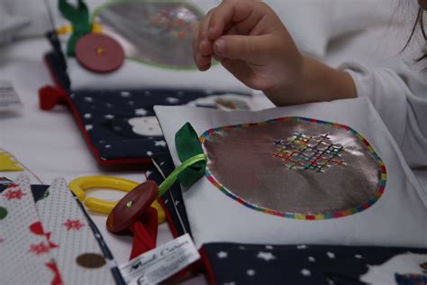 Copil mic explorând o carte senzorială