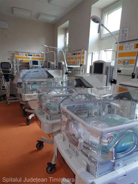 Asistent medical care îngrijește un nou-născut într-o incubatoare