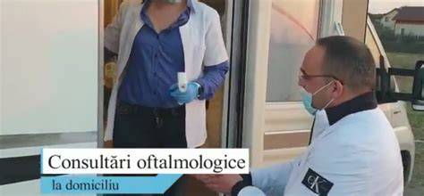 Imaginea unei consultații la domiciliu, cu medicul la ușa pacientului