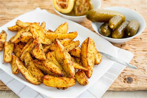 Cârnați și cartofi rumeniți la cuptor