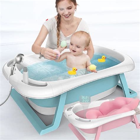 O cadita cu apă pentru baie, pregătită pentru un bebeluș