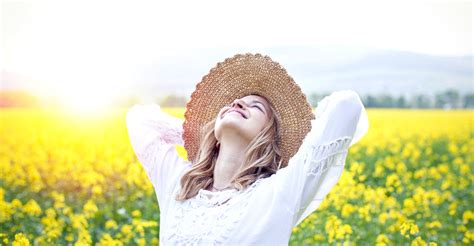 Copil râzând cu bucurie