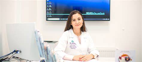 Infografie: traseu profesional al Dr. Loredana Popa si liste de specializari