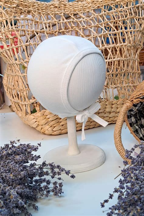 Căciuliță roșie tricotată pentru bebeluși