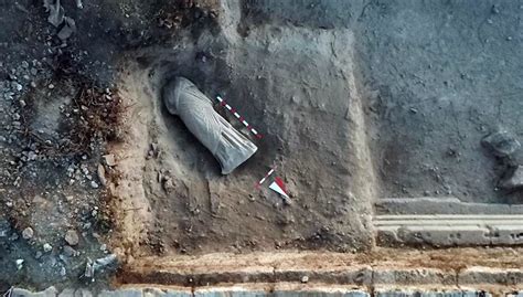 idol dacic din lut ars reprezentând o figură feminină