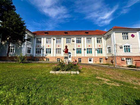 Fațada Spitalului Municipal „Dr. Eugen Nicoară” din Reghin