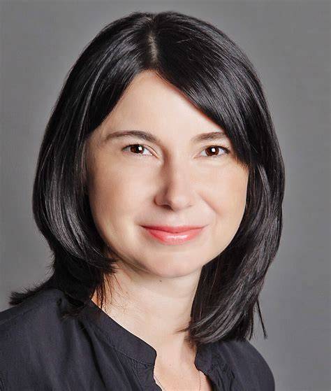 Infografic cu traseul profesional al Dr. Raluca Iordache: pregatire, experienta, competente