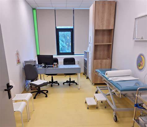 Imagine: Reprezentare vizuală a zonelor de servicii pediatrice din Reșița, cu localizări ale clinicilor menționate