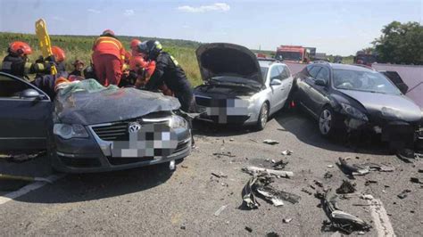 Accident rutier cu mai multe mașini implicate