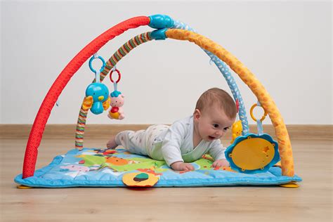 Ilustrație cu bebeluș explorând lumea prin simțuri