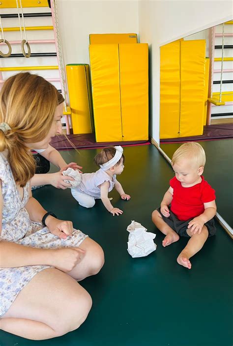 Diagramă cu trei poziții diferite pentru a ajuta bebelușul să eructeze