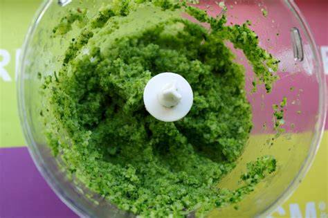 Schema: pasi simpli pentru sos pesto de broccoli