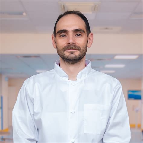 Infografic: Parcursul profesional al Dr. Sergiu Marinescu din Alexandria către Bacău și momente cheie