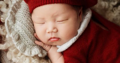 Bebeluș care doarme în lumină naturală