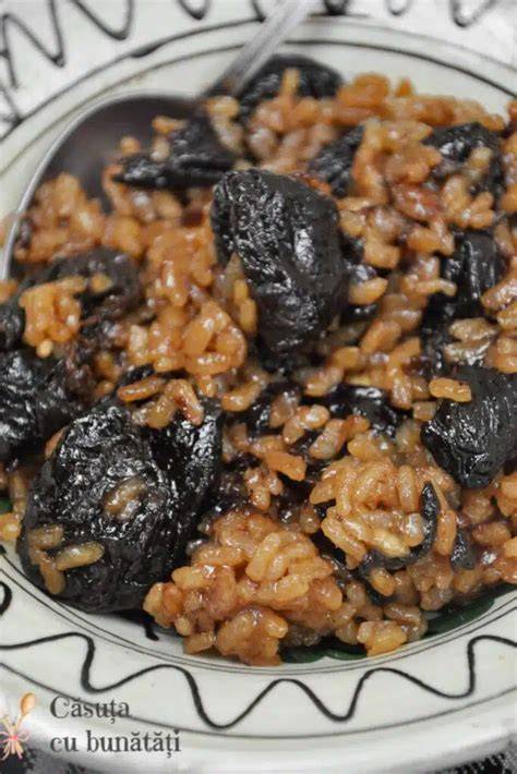 Ilustrație: prune confiate în sos caramelizat, cu garnitură de orez