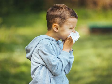 Copil care își freacă ochii și își încrețește nasul