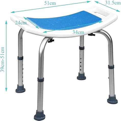 Bebeluș fericit în cadă cu scaun de baie