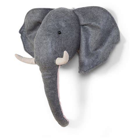 Imagine ilustrativa: cap de elefant din plus pentru perete, cu texturi moi si fundal neutru